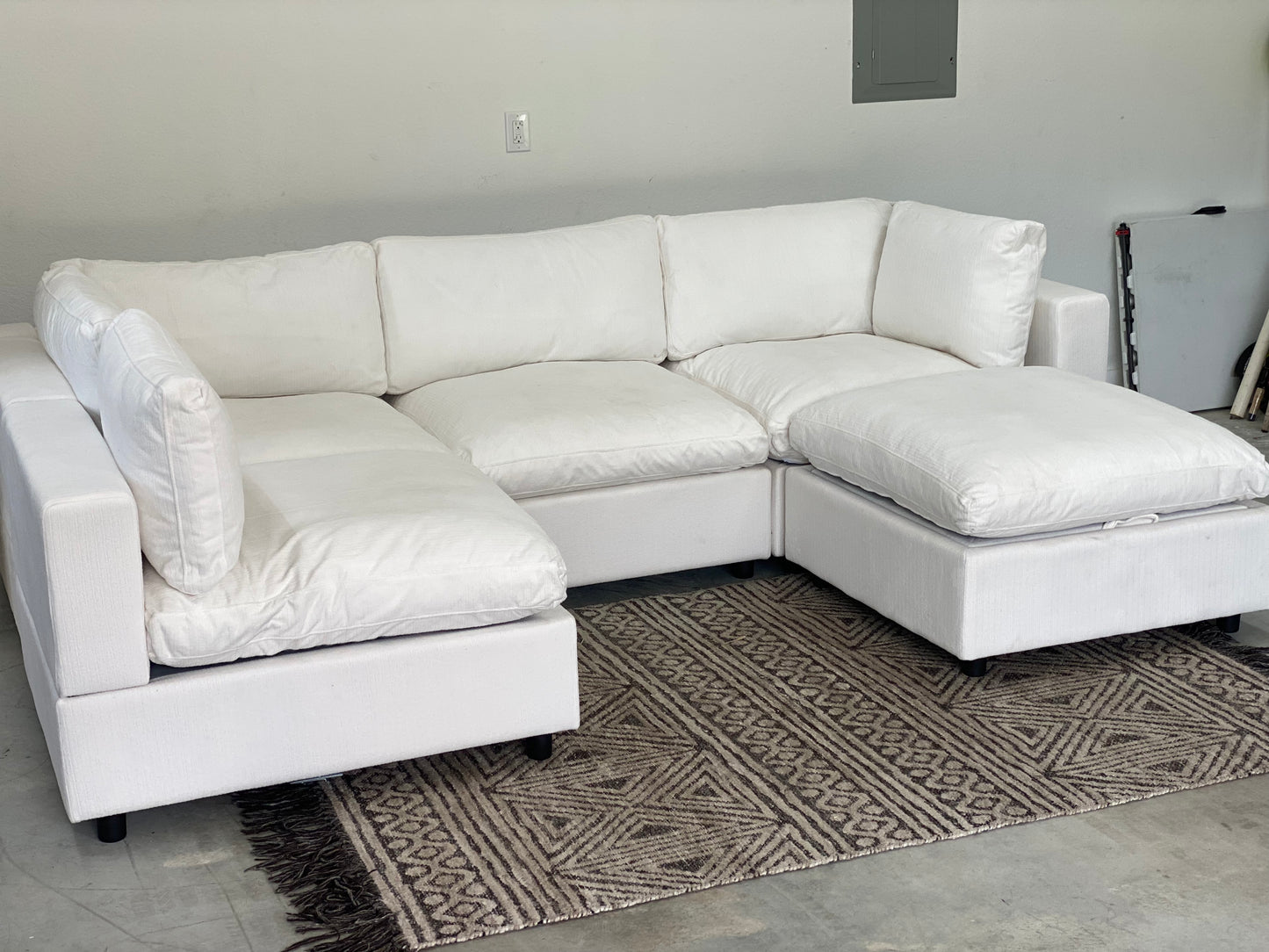 New 5-PC Cloud Sectional w/Speakers & Wireless Charging